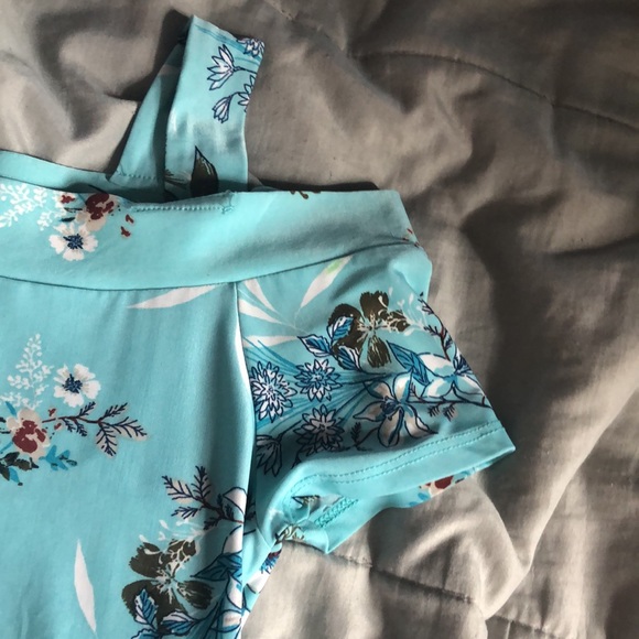 Cute flower blue shirt - Picture 4 of 6